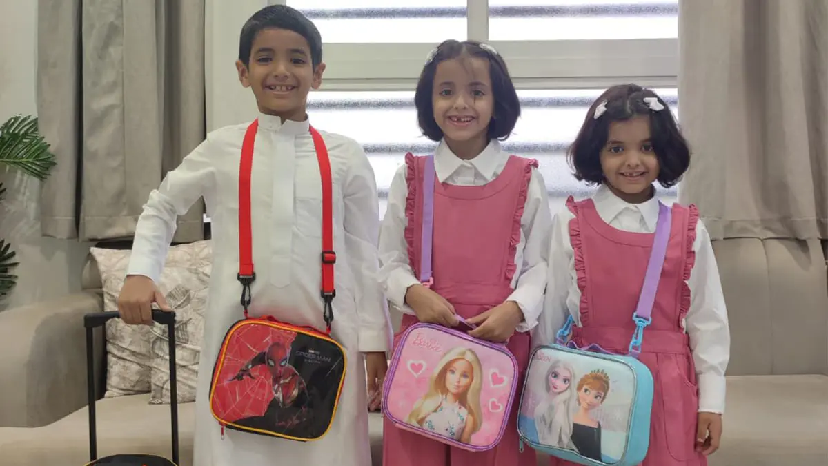 الهدايا تنهال على طفل خميس مشيط بطل "الصورة المؤثرة"