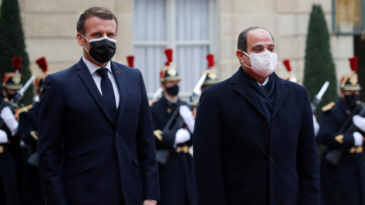 السيسي من باريس: لا يليق أن نقدم وكأننا قادة مستبدون (فيديو)