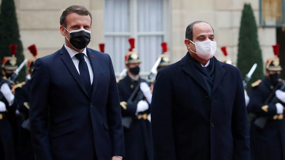 السيسي من باريس: لا يليق أن نقدم وكأننا قادة مستبدون (فيديو)