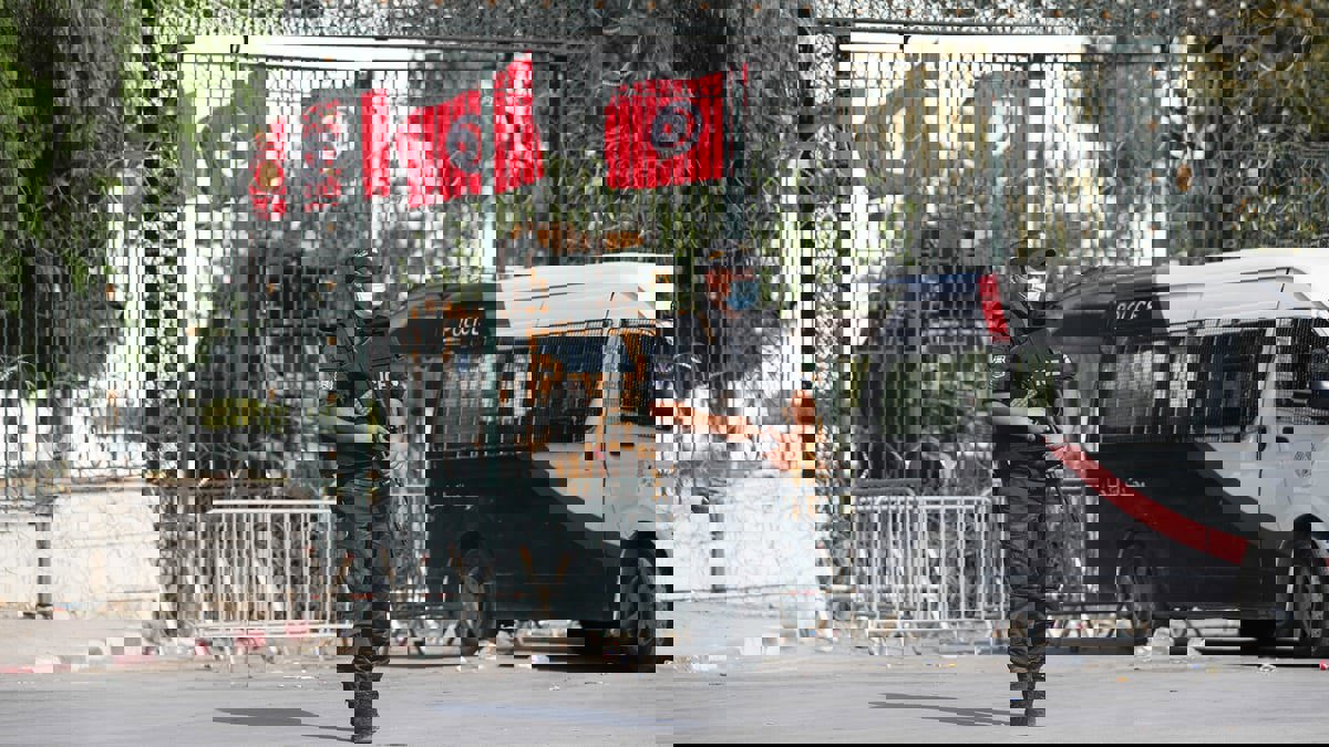 السلطات التونسية تخلي مقر هيئة مكافحة الفساد