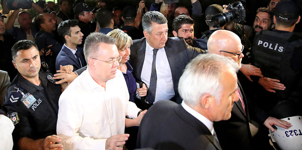 القس الأمريكي "برانسون"يغادر تركيا عائدًا إلى الولايات المتحدة (صور)