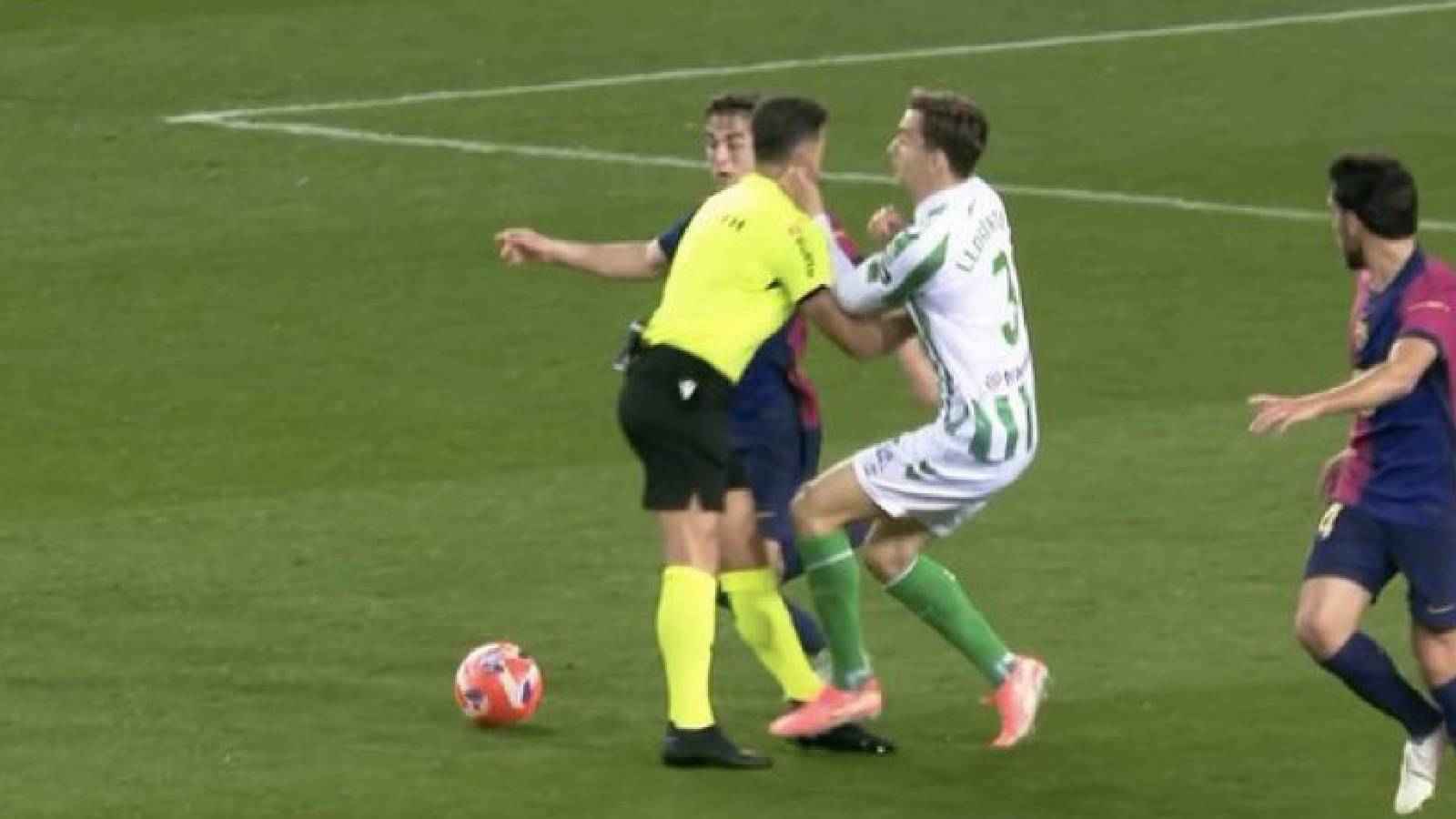 سقوط مفاجئ للحكم يمنع هجمة خطيرة لبرشلونة أمام بيتيس (فيديو)