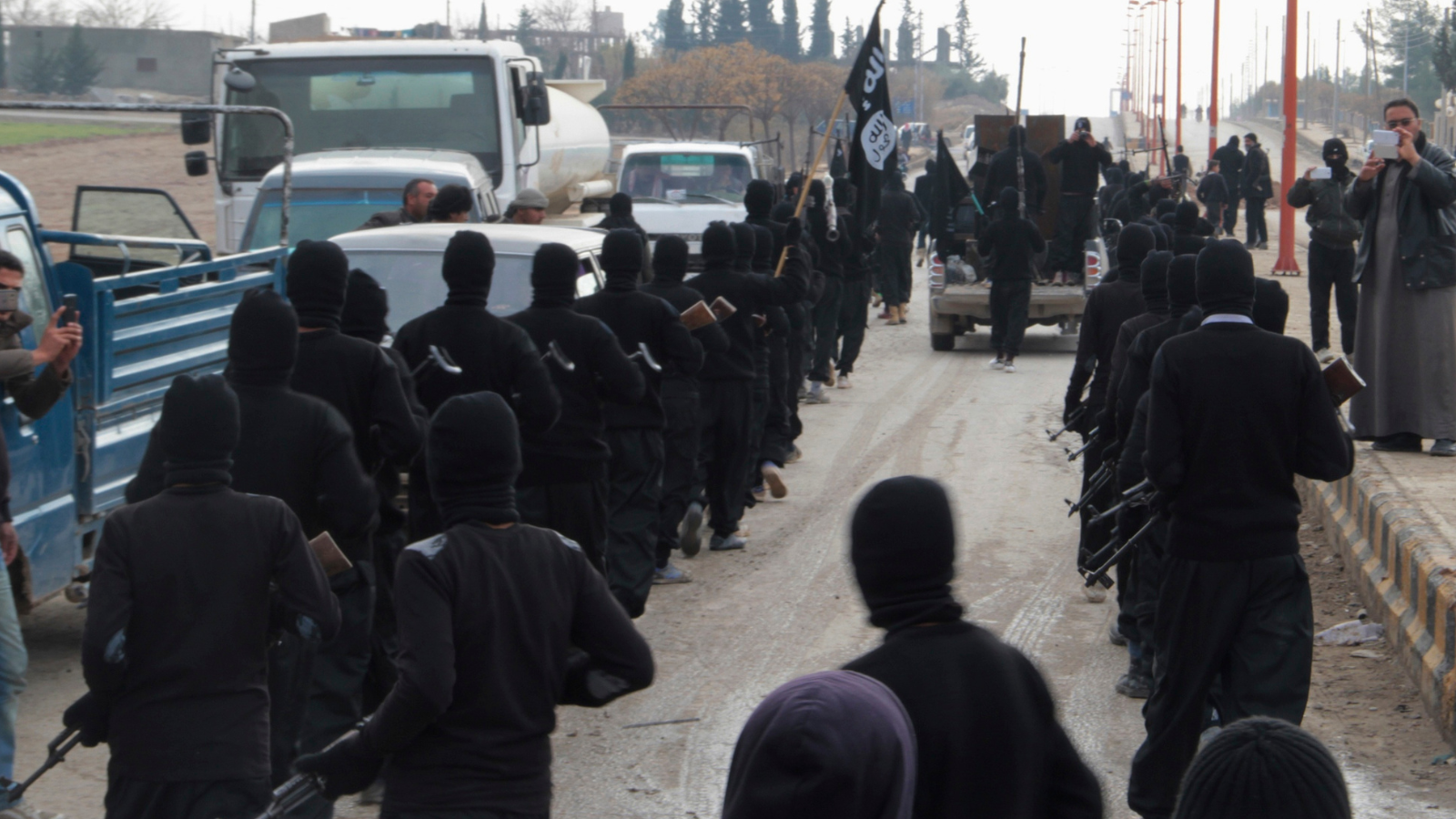 شبح داعش يخيم مجددا.. "فضيحة" منح هويات مزورة لسوريين تهز العراق