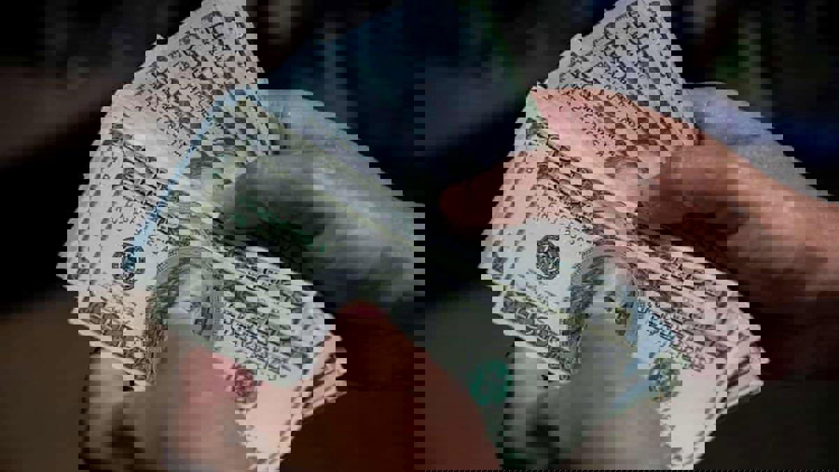 الدولار يرتفع إلى 135 ينا بعد ارتفاع عوائد سندات الخزانة الأمريكية