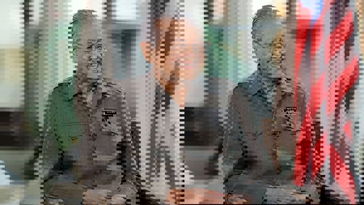 ملك ماليزيا يقبل استقالة مهاتير ويكلفه بقيادة الحكومة "مؤقتا"
