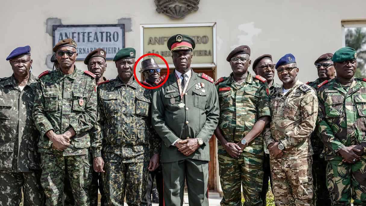 الرجل الغامض في صورة انقلاب غينيا بيساو.. من هو؟