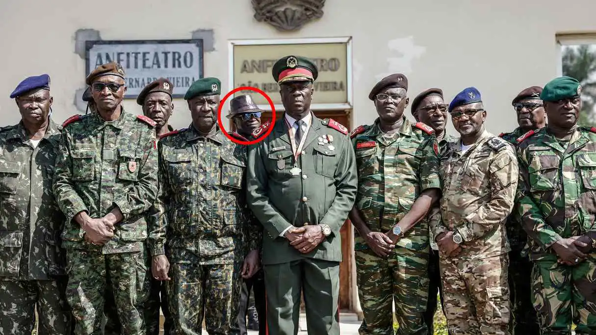 الرجل الغامض في صورة انقلاب غينيا بيساو.. من هو؟