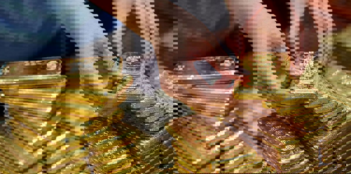 الذهب يهبط بفعل ارتفاع الأسهم والدولار