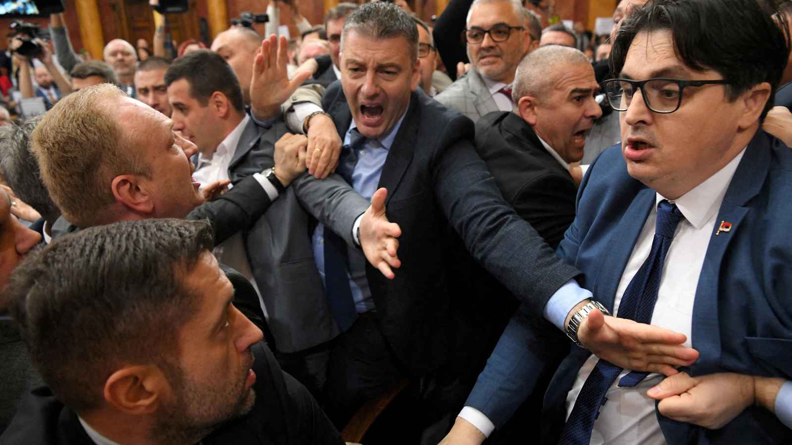 صربيا.. رئيسة البرلمان تحذر من "حرب أهلية"