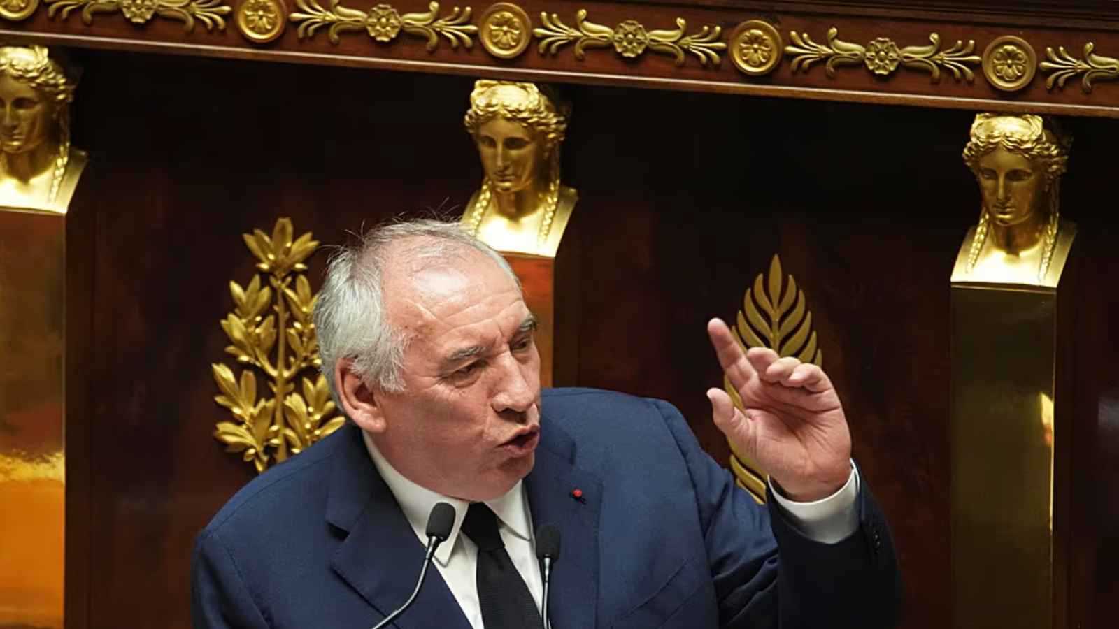 "الديون تغمرنا".. بايرو يطلق النداء الأخير قبل "تصويت الثقة"