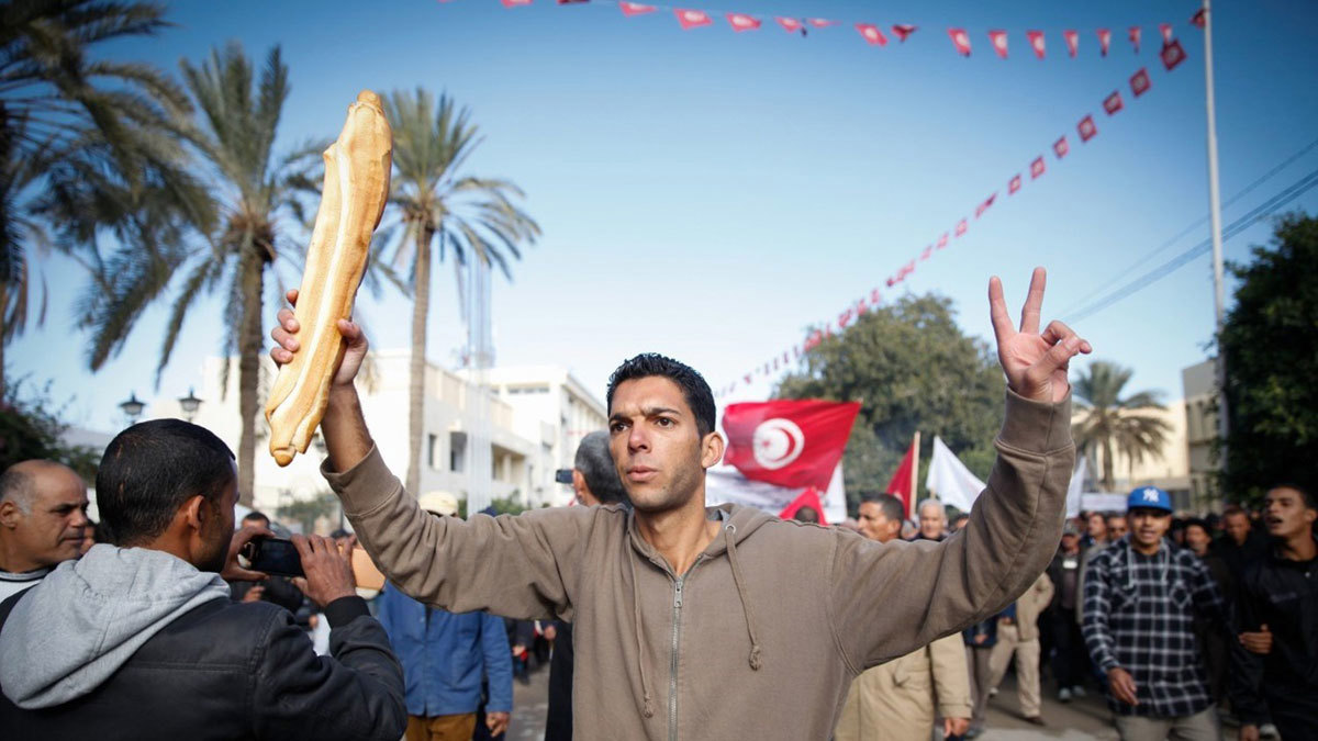 الإرهاب والتهريب وغسيل الأموال.. ثالوث يعمق جراح الاقتصاد التونسي (فيديو)