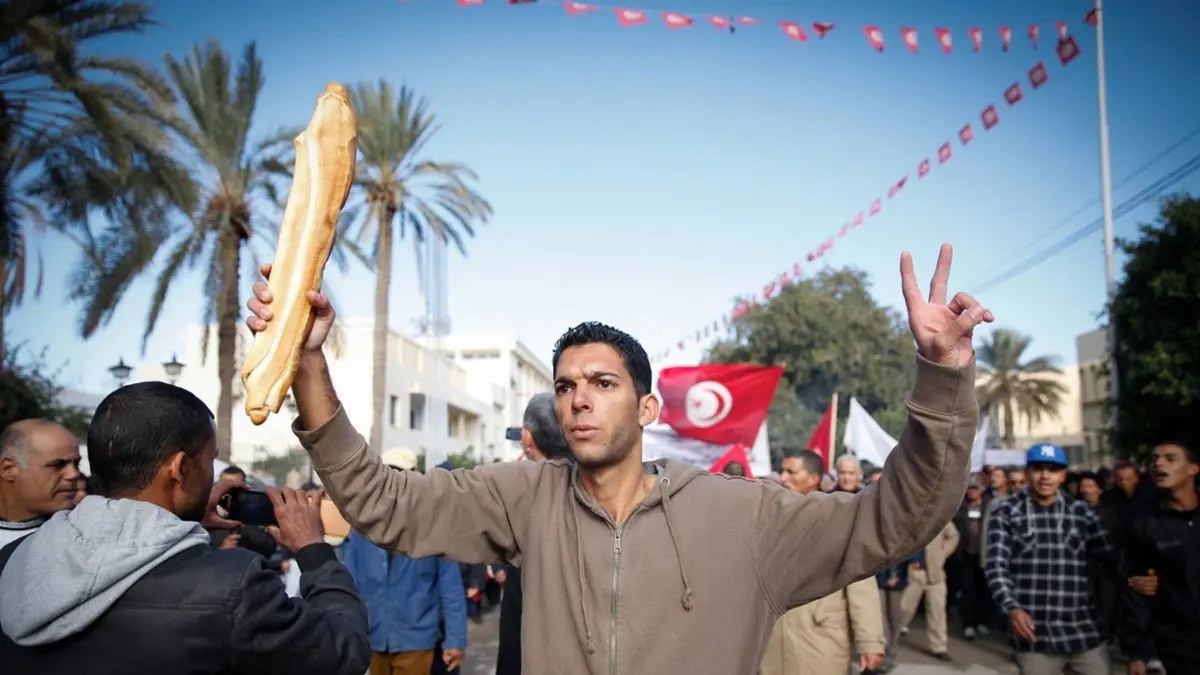 الإرهاب والتهريب وغسيل الأموال.. ثالوث يعمق جراح الاقتصاد التونسي (فيديو)