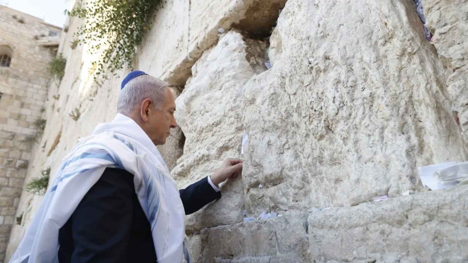 نتنياهو يصلي في القدس من أجل "سلامة ترامب" (صورة)