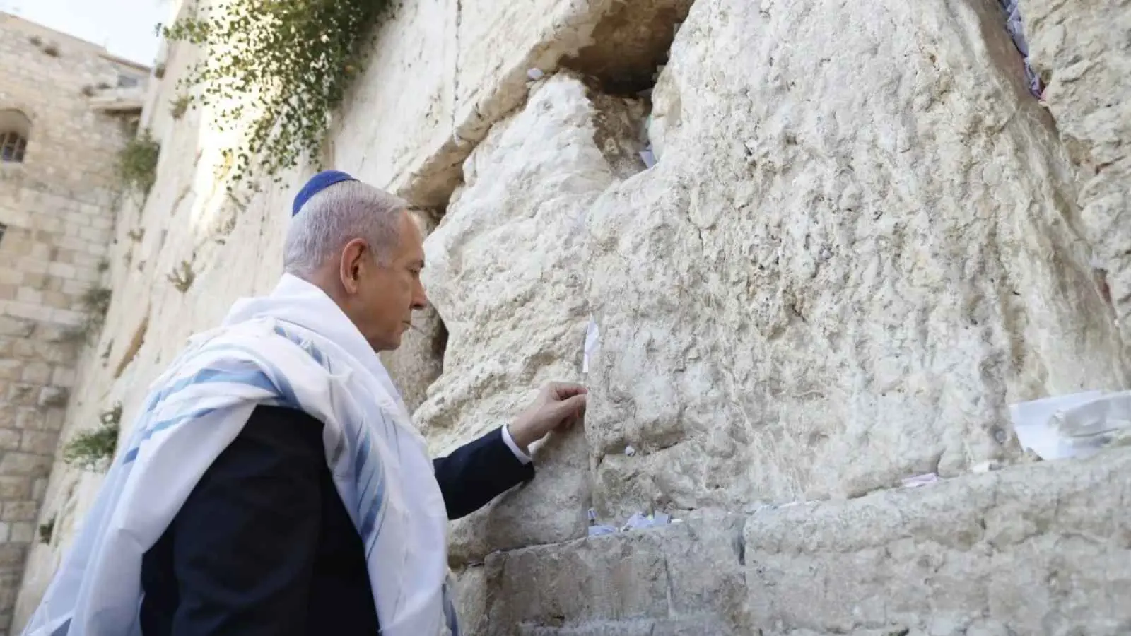 نتنياهو يصلي في القدس من أجل "سلامة ترامب" (صورة)