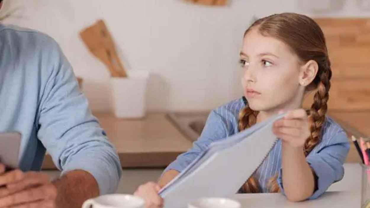 حين يغيب الآباء "فيزيائياً" أو معنوياً.. كيف يردّ الأبناء؟