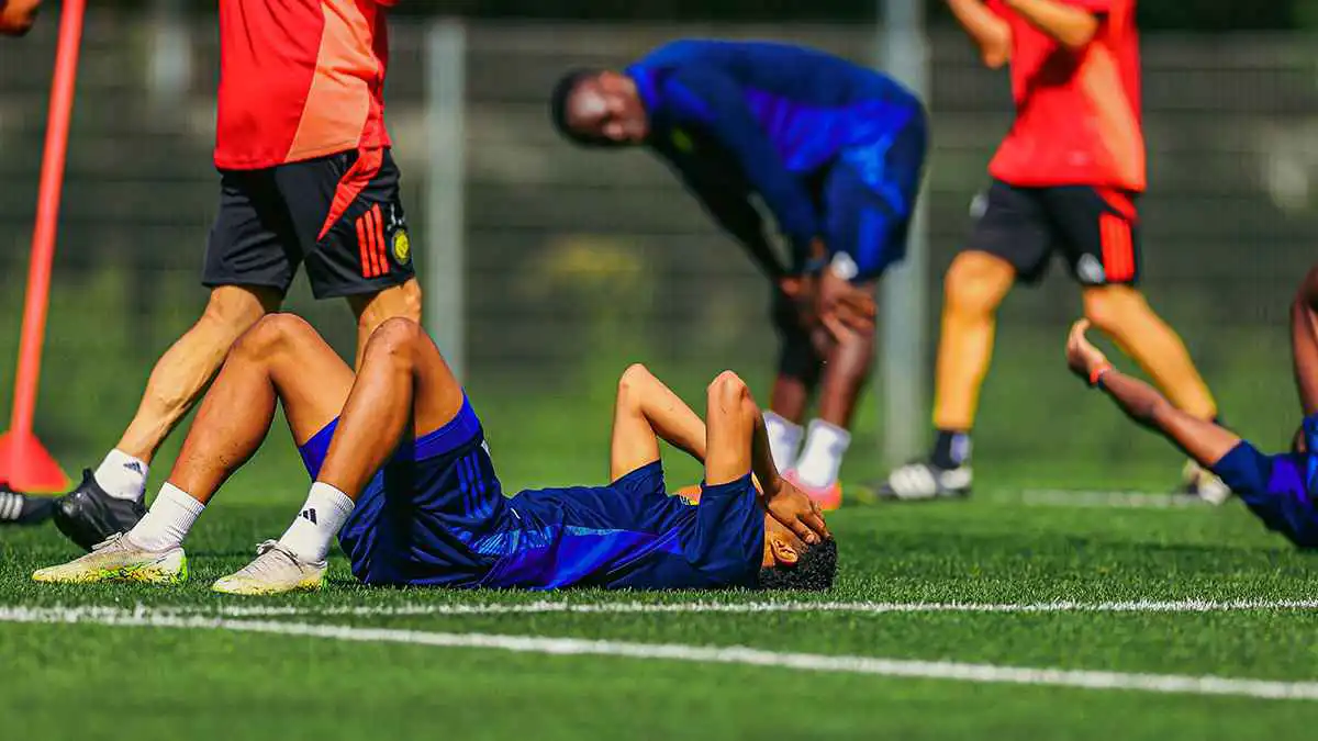لقطة اليوم.. لاعبو النصر السعودي يتساقطون بعد تدريبات جيسوس (فيديو)