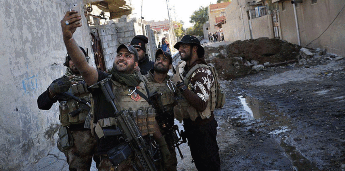 بالصور والفيديو.. الجيش العراقي يخلد حربه على داعش بـ "السيلفي"