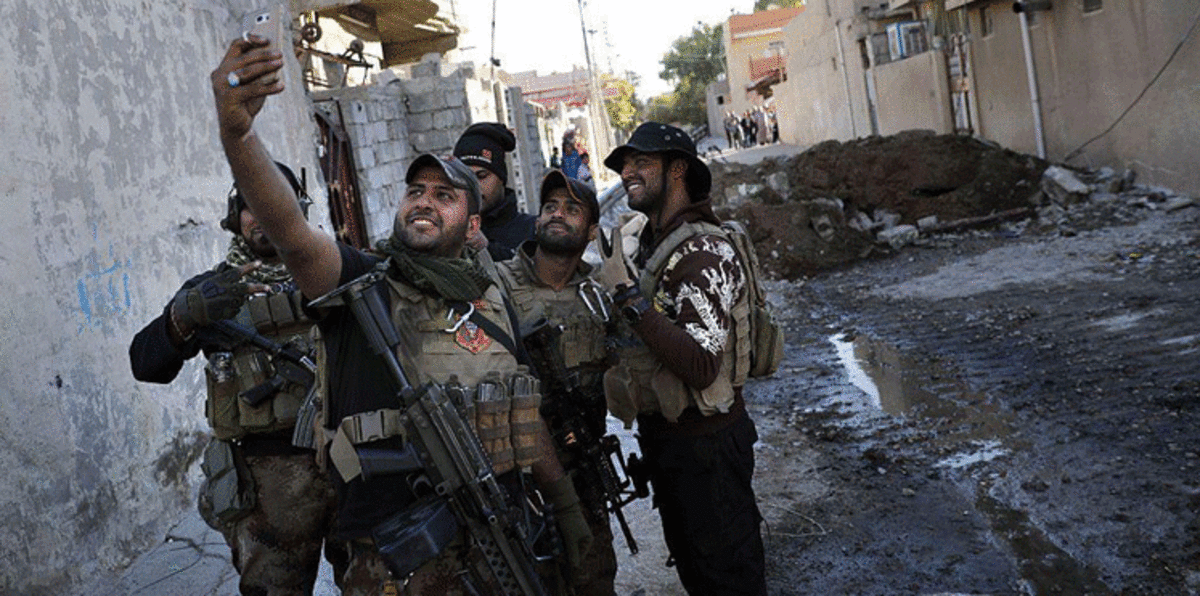 بالصور والفيديو.. الجيش العراقي يخلد حربه على داعش بـ "السيلفي"