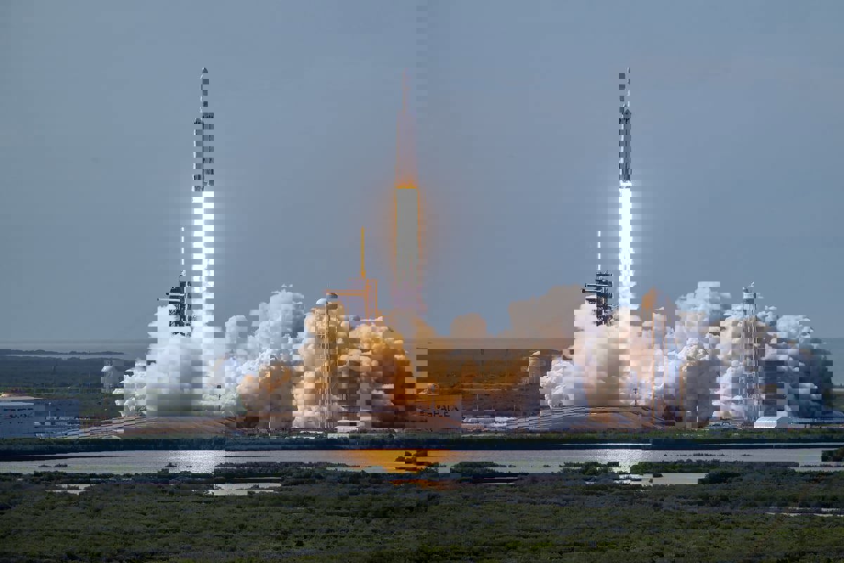 إطلاق قمر صناعي لدراسة سبب الحرائق والأعاصير على الأرض