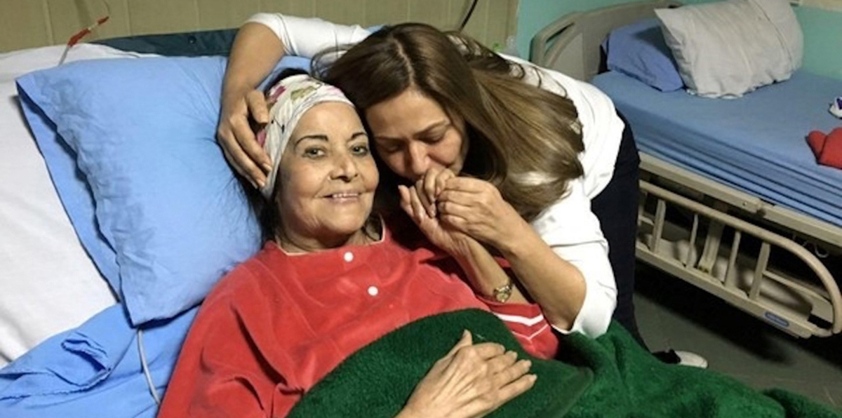 شاهد.. أول ظهور لمديحة يسري ونادية لطفي خارج المستشفى