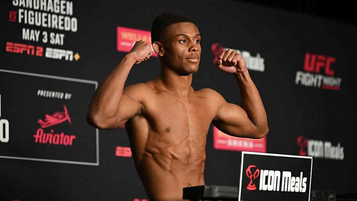 لحظة مرعبة.. انهيار مقاتل UFC خلال الميزان قبل نزال مهم (فيديو)