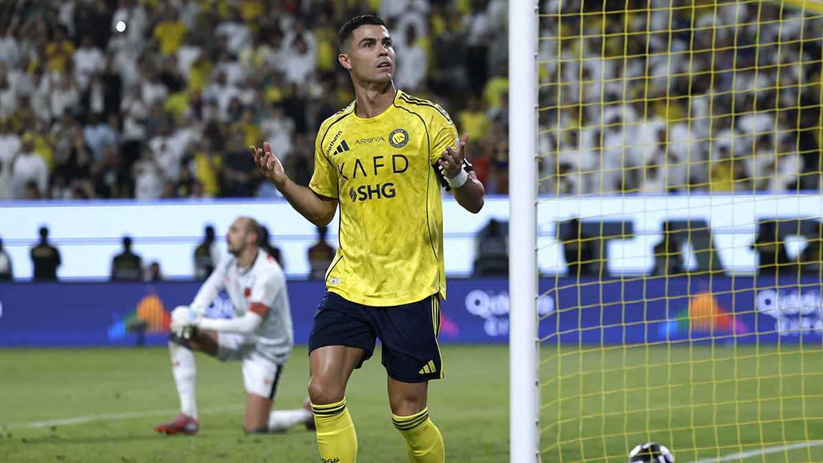 من هو لاعب الرياض الذي طلب كريستيانو رونالدو قميصه؟ (فيديو)