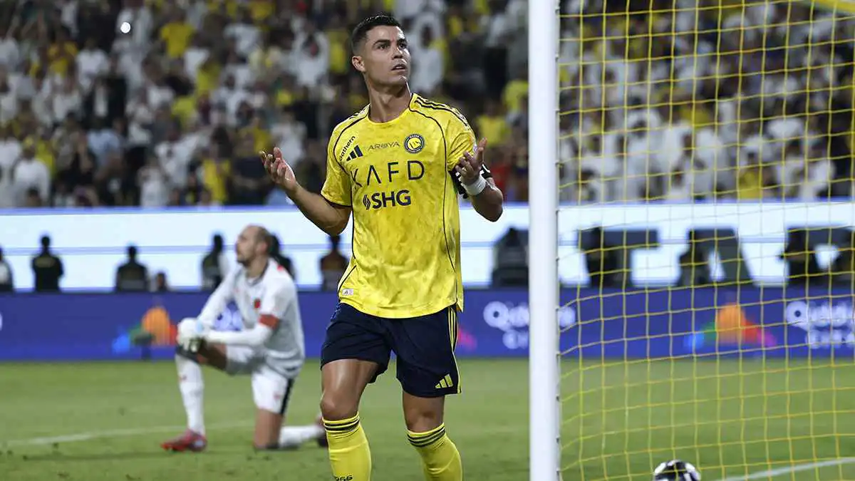 من هو لاعب الرياض الذي طلب كريستيانو رونالدو قميصه؟ (فيديو)