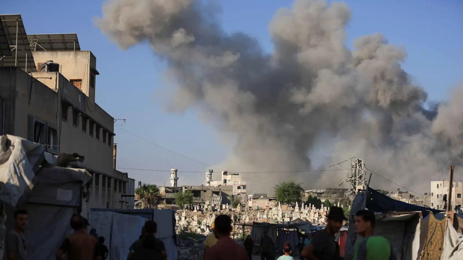 الجيش الإسرائيلي يشن غارات مكثفة على شمال مدينة غزة (فيديو)