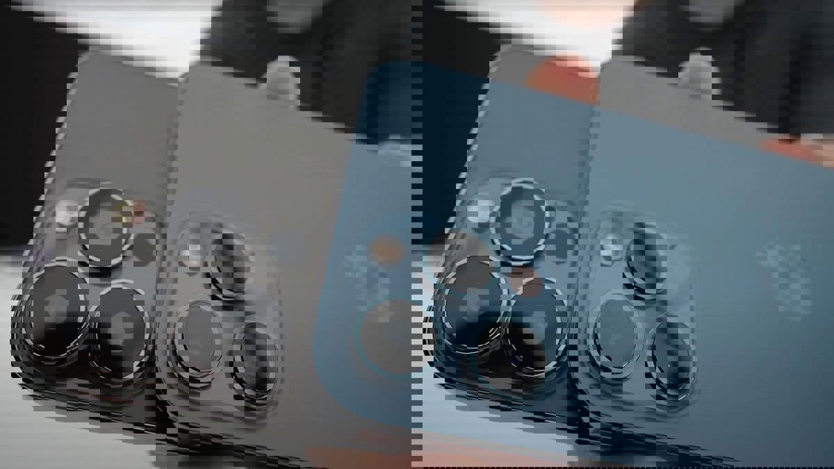 مفاجأة آيفون 13 برو.. "عدسة تلقائية جديدة"