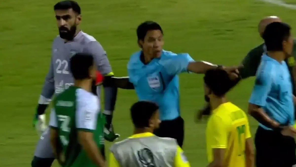 اشتباكات بين لاعبي العربي والسيب في كأس الاتحاد الآسيوي (فيديو)