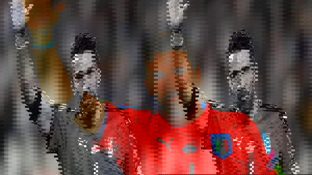 بعد مسيرة دامت 28 عامًا.. بوفون يعتزل كرة القدم 