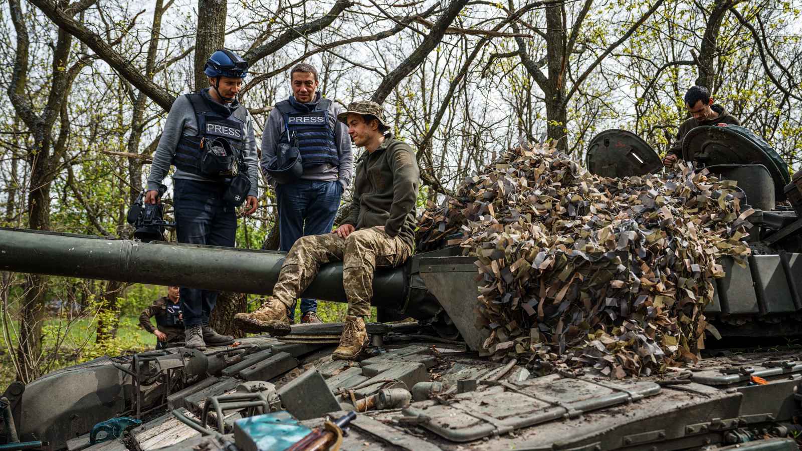 أصابه اليأس .. جنود روس ينقذون قائدا أوكرانيا من الانتحار