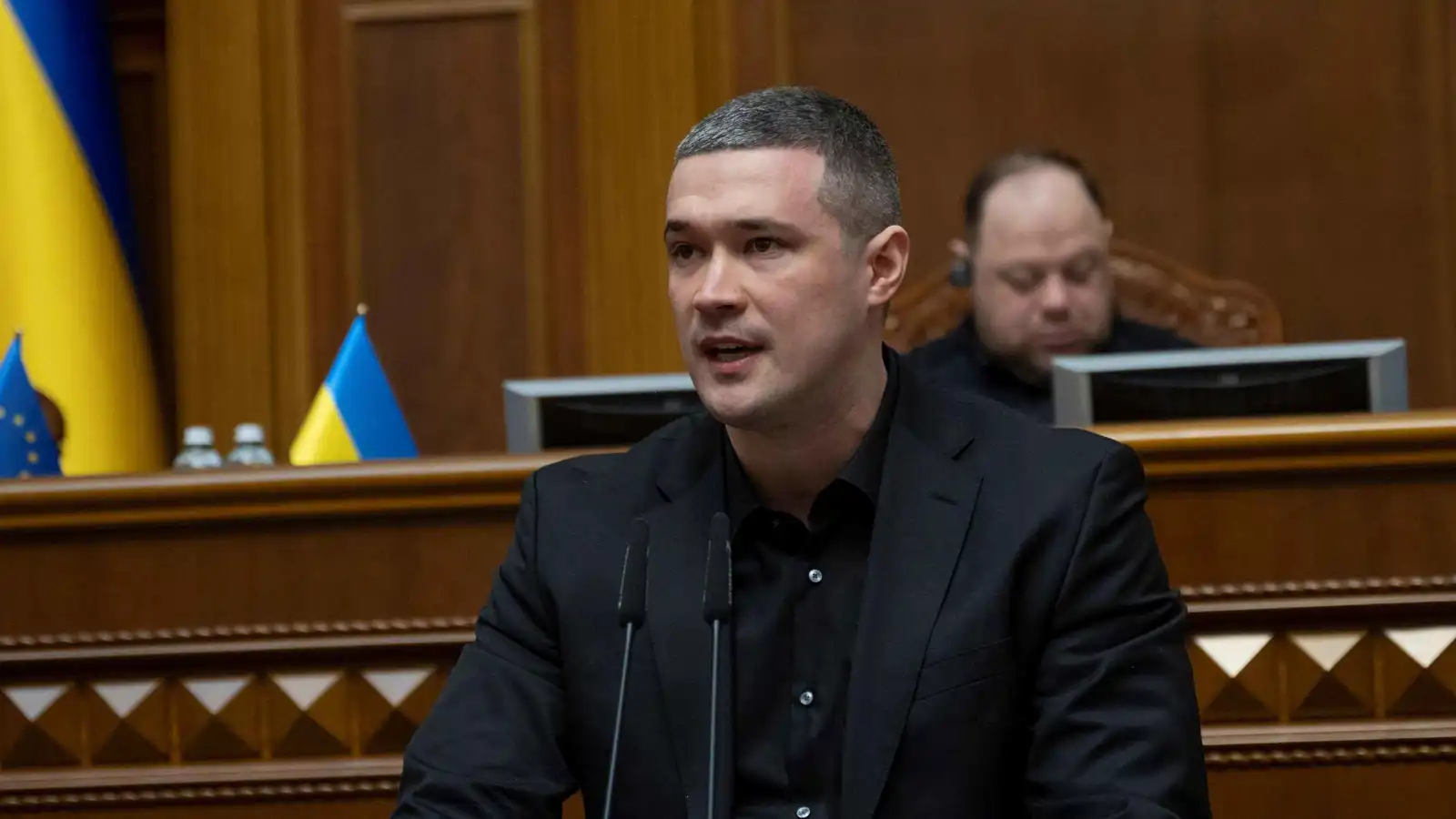 البرلمان الأوكراني يصادق على تعيين فيدوروف وزيرًا للدفاع