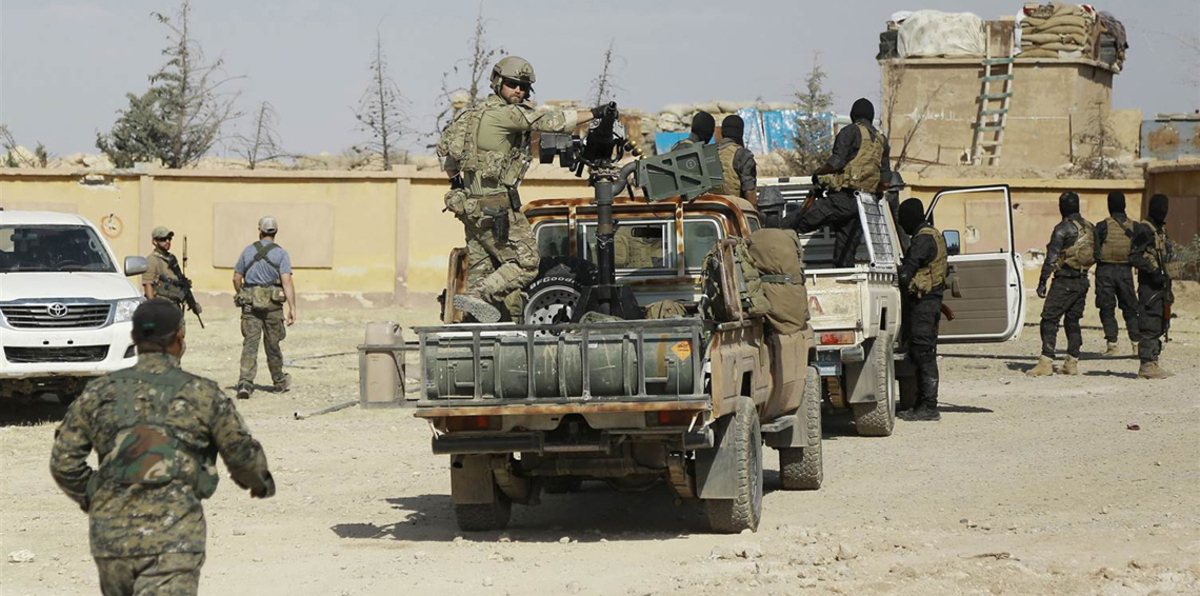 قوات أمريكية تفتش منازل كان يقيم بها عناصر "داعش" في الطبقة السورية