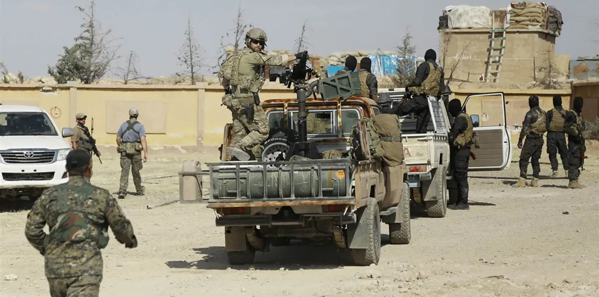 قوات أمريكية تفتش منازل كان يقيم بها عناصر "داعش" في الطبقة السورية