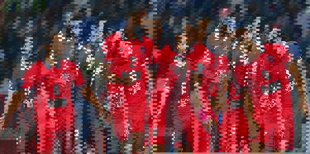 الأهلي مستعد للإطاحة بالعين من على قمة الدوري الإماراتي