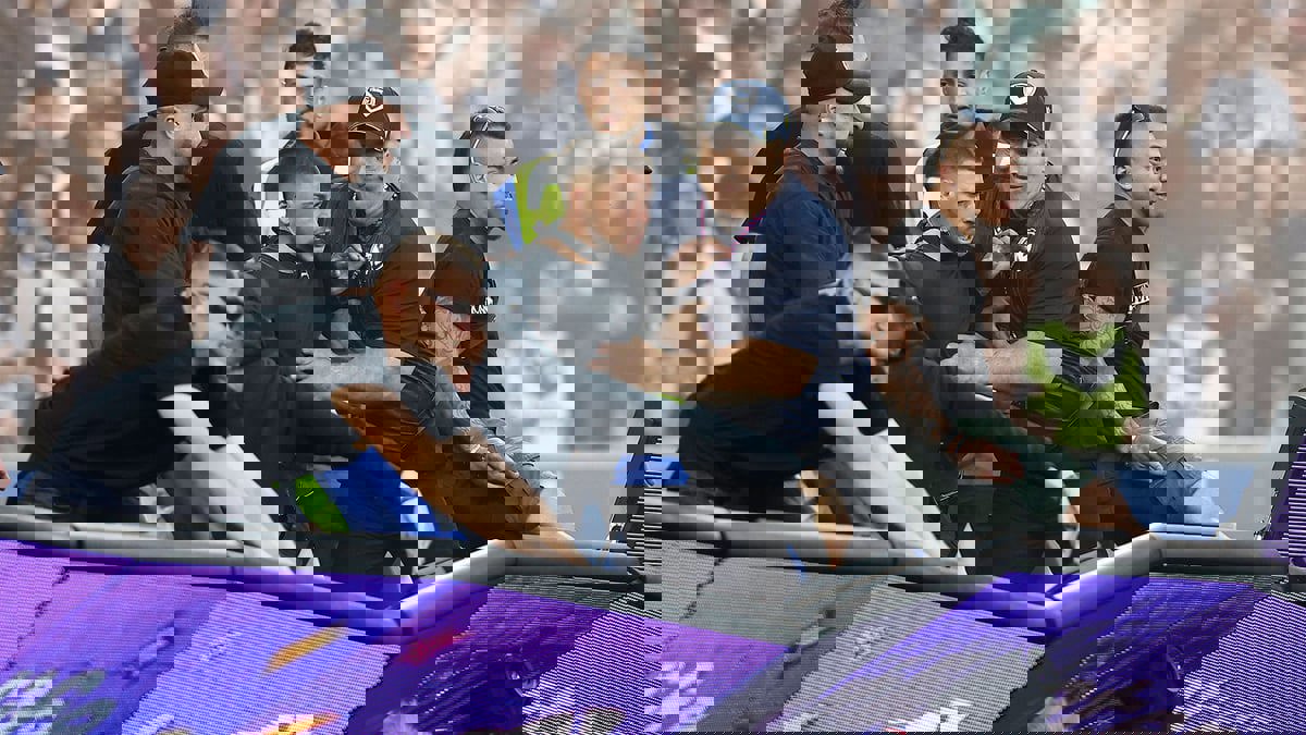 عقوبات ضخمة على ملبورن فيكتوري الأسترالي بعد اقتحام الجماهير الملعب