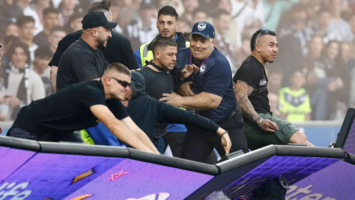 عقوبات ضخمة على ملبورن فيكتوري الأسترالي بعد اقتحام الجماهير الملعب