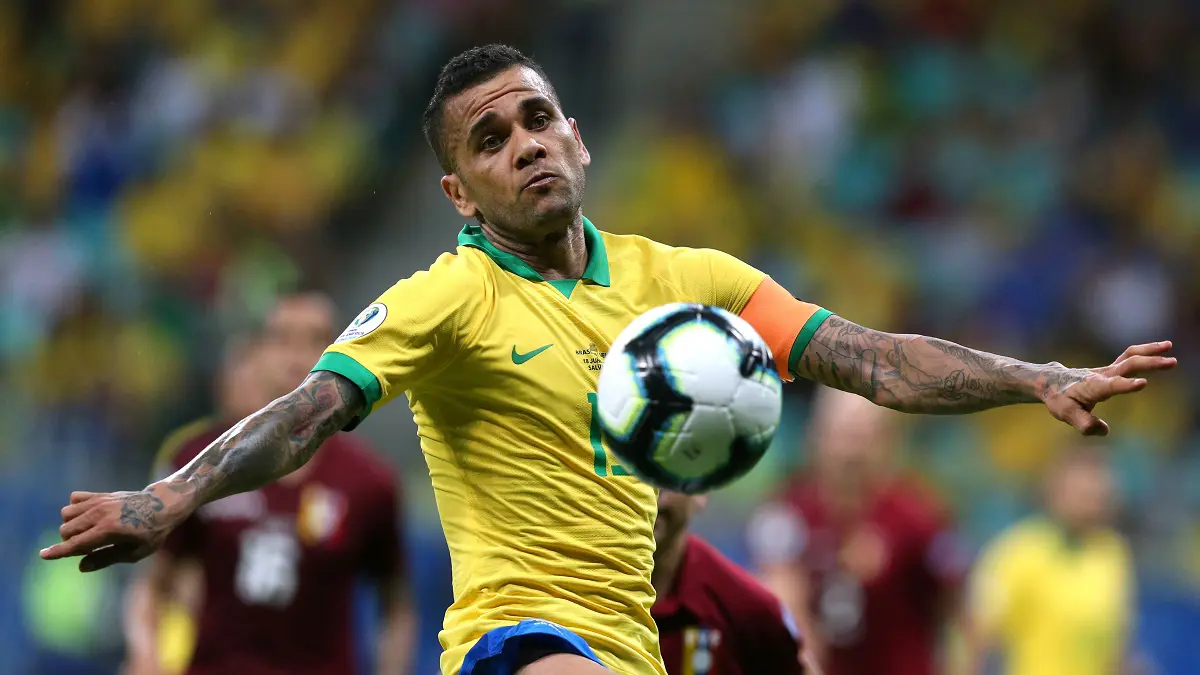 هل يعود داني ألفيس إلى نادي برشلونة؟