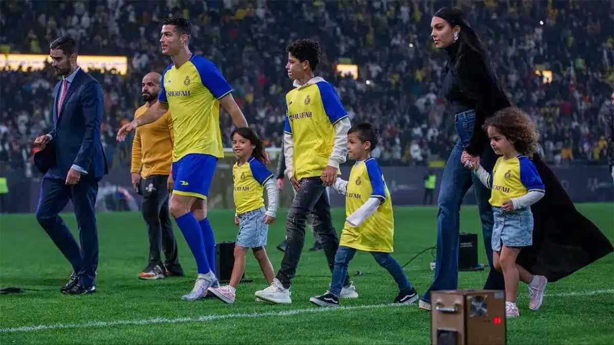 كم قميصا ارتدته جورجينا رودريغيز خلف كريستيانو رونالدو؟ (شاهد)