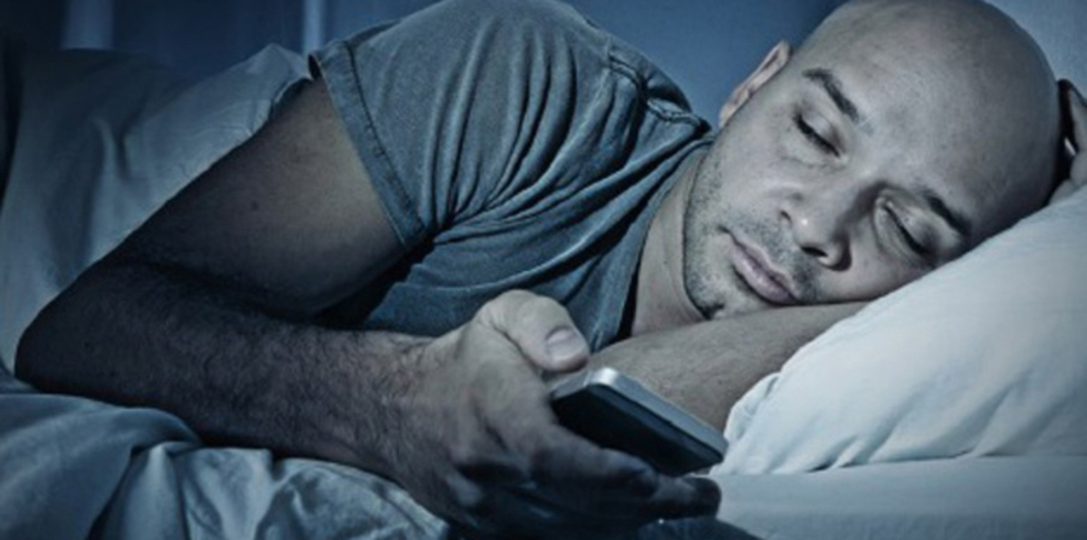 هواتف ذكية يخرج منها ضوء يساعد على النوم