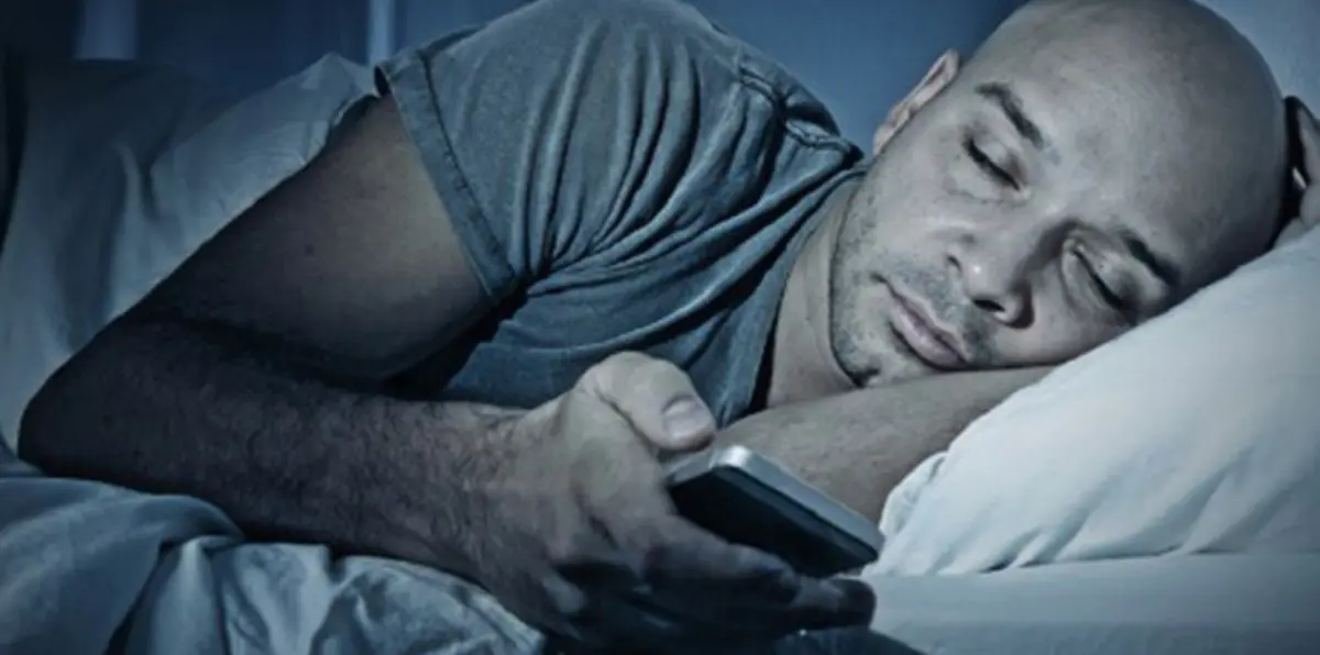 هواتف ذكية يخرج منها ضوء يساعد على النوم