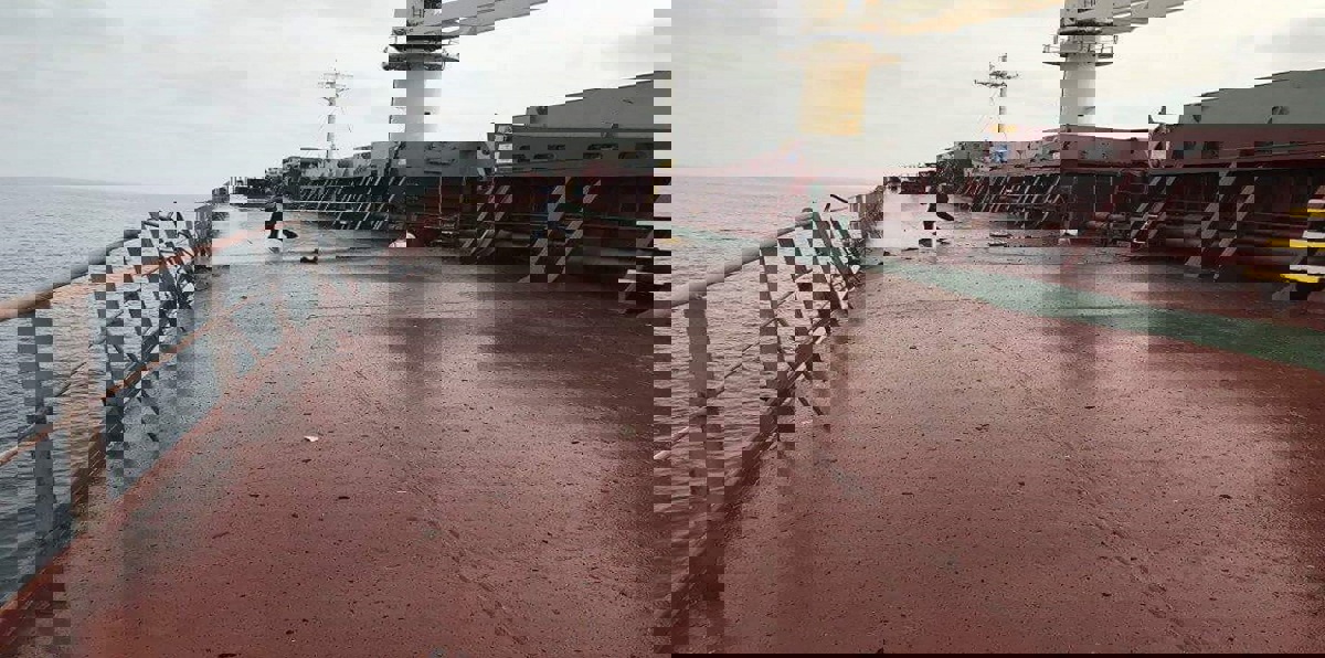 قوة بحرية أوروبية تشير للحوثيين في مسؤولية الهجوم على السفينة التركية بالحديدة