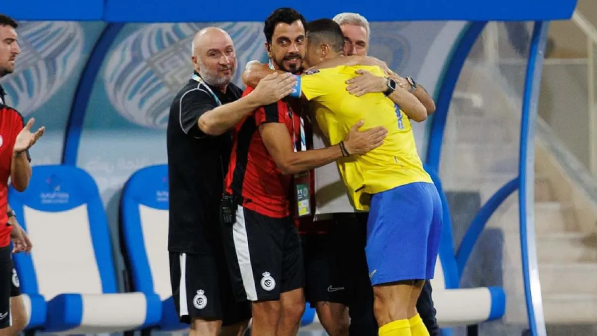 كريستيانو رونالدو يحتفل مع المدرب بهدفه في الاتحاد المنستيري (فيديو)