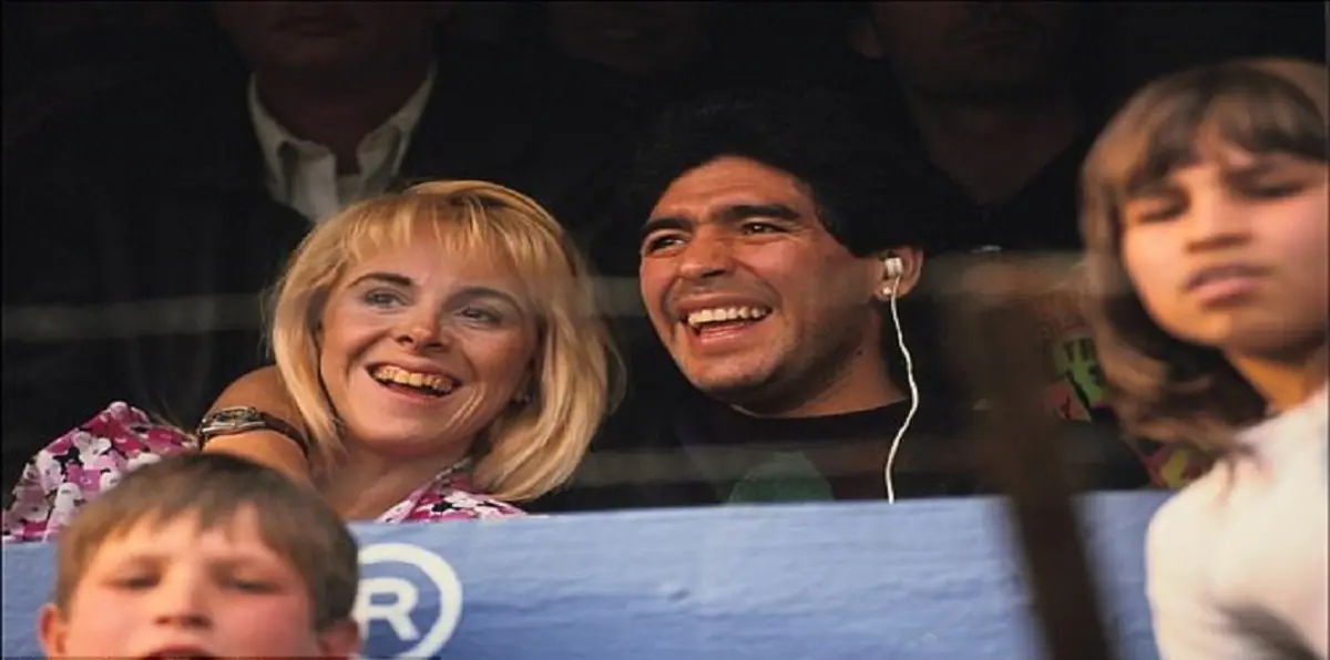 مارادونا يتهم زوجته السابقة بسرقة أمواله