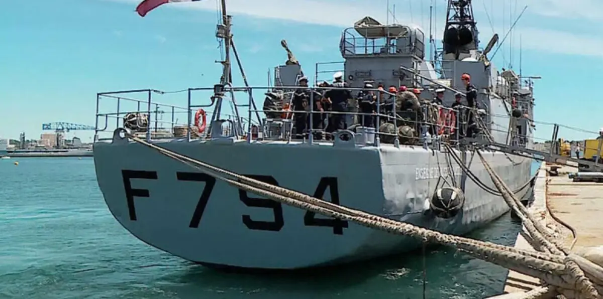 سفينة بحث تحدد مواقع رئيسية لحطام الطائرة المصرية المنكوبة