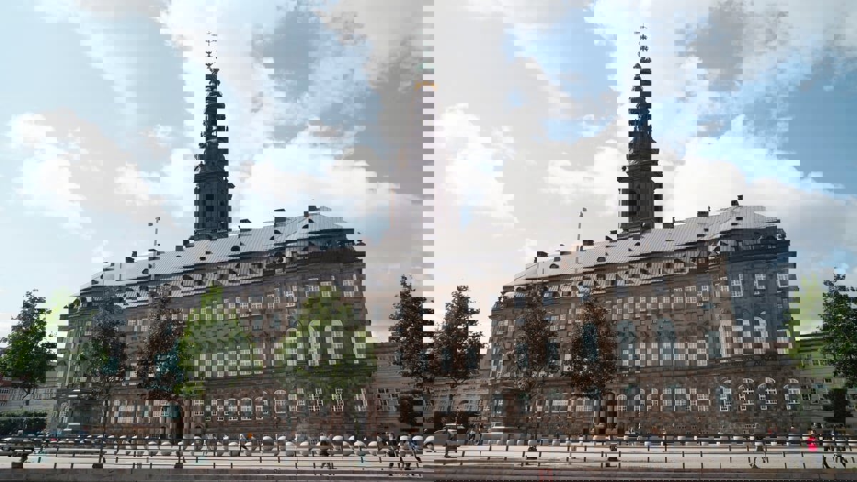 البرلمان الدنماركي يُقرّ قانونًا يحظر إحراق المصحف 