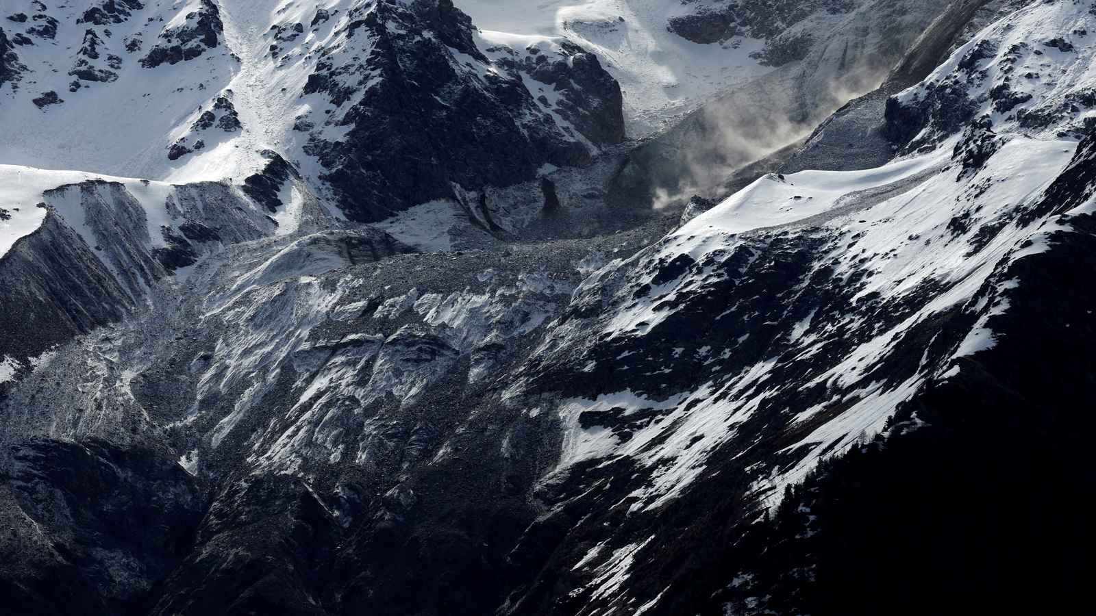 انهيار جليدي ضخم يهدد سكان مناطق في جبال الألب (فيديو)