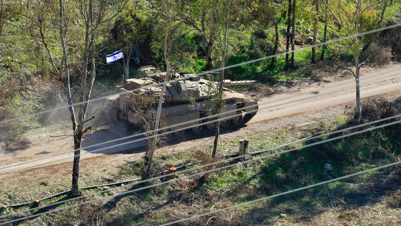 بعملية برية.. الجيش الإسرائيلي يعلن تدمير مستودعات أسلحة لحزب الله