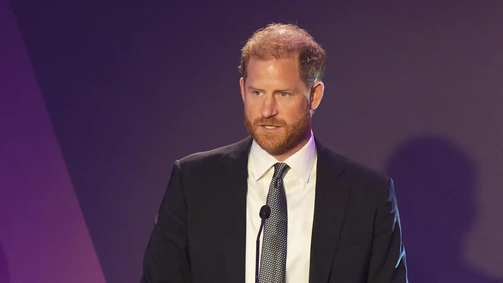 الأمير هاري يلمّح إلى توتر علاقته مع شقيقه ويليام